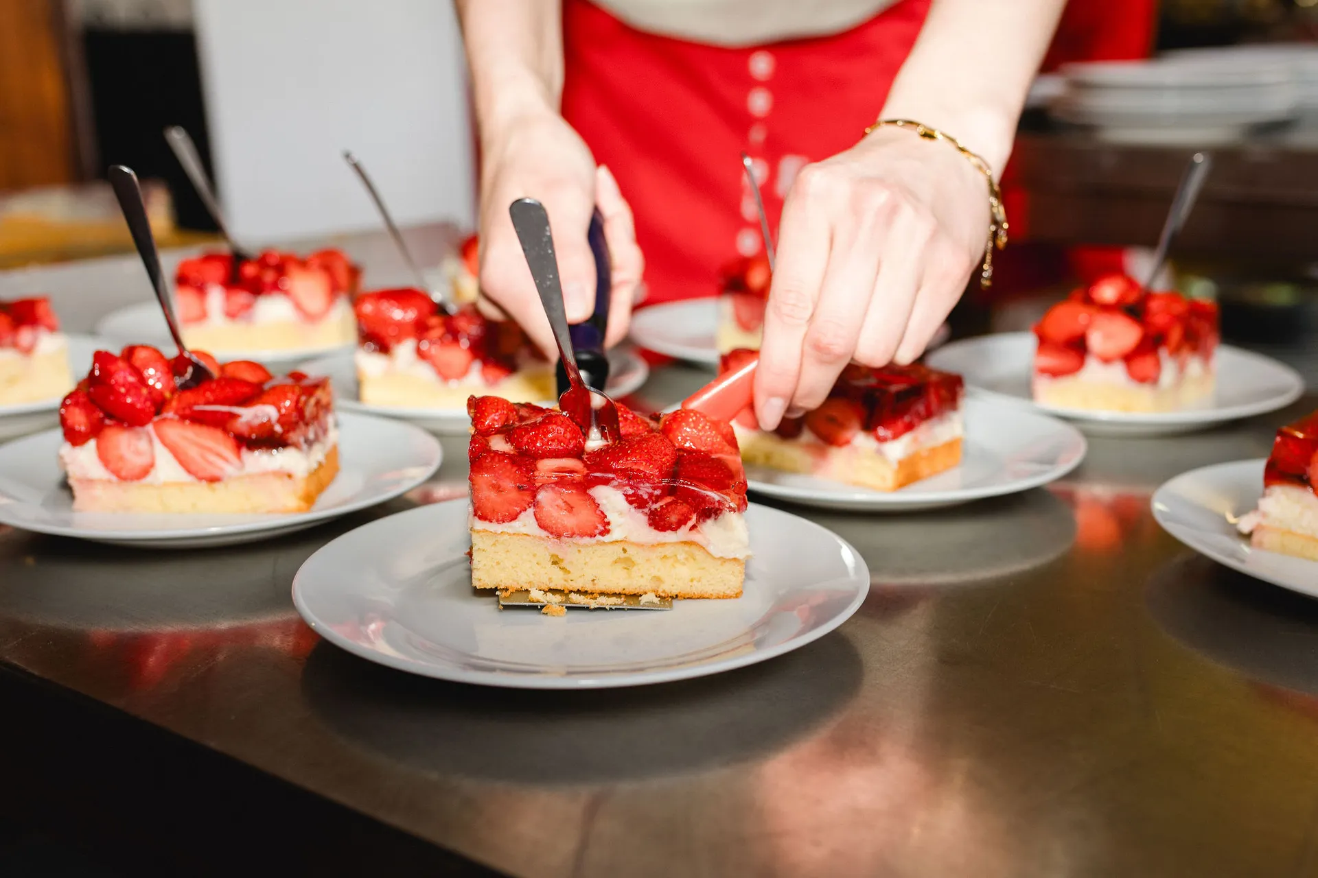 Frischer Erdbeerkuchen wird angeschnitten